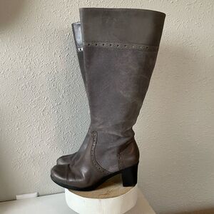 Clarks Gray Leather Full Zip Boots Size 8M EUC
